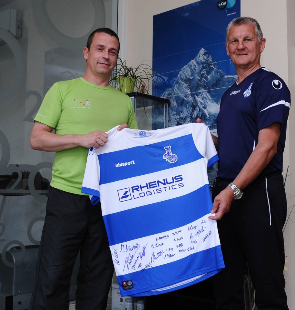 Uwe Schubert, Cheftrainer und Leiter des NLZ, übergibt Stephan Erdmann als Dank für die Zusammenarbeit ein Trikot.