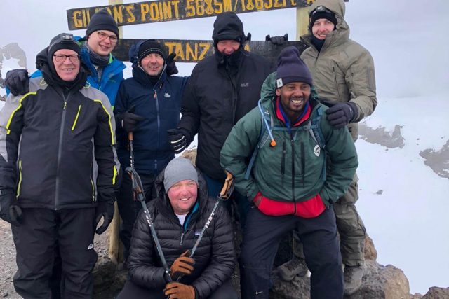 Vater und Sohn besteigen Kilimanjaro